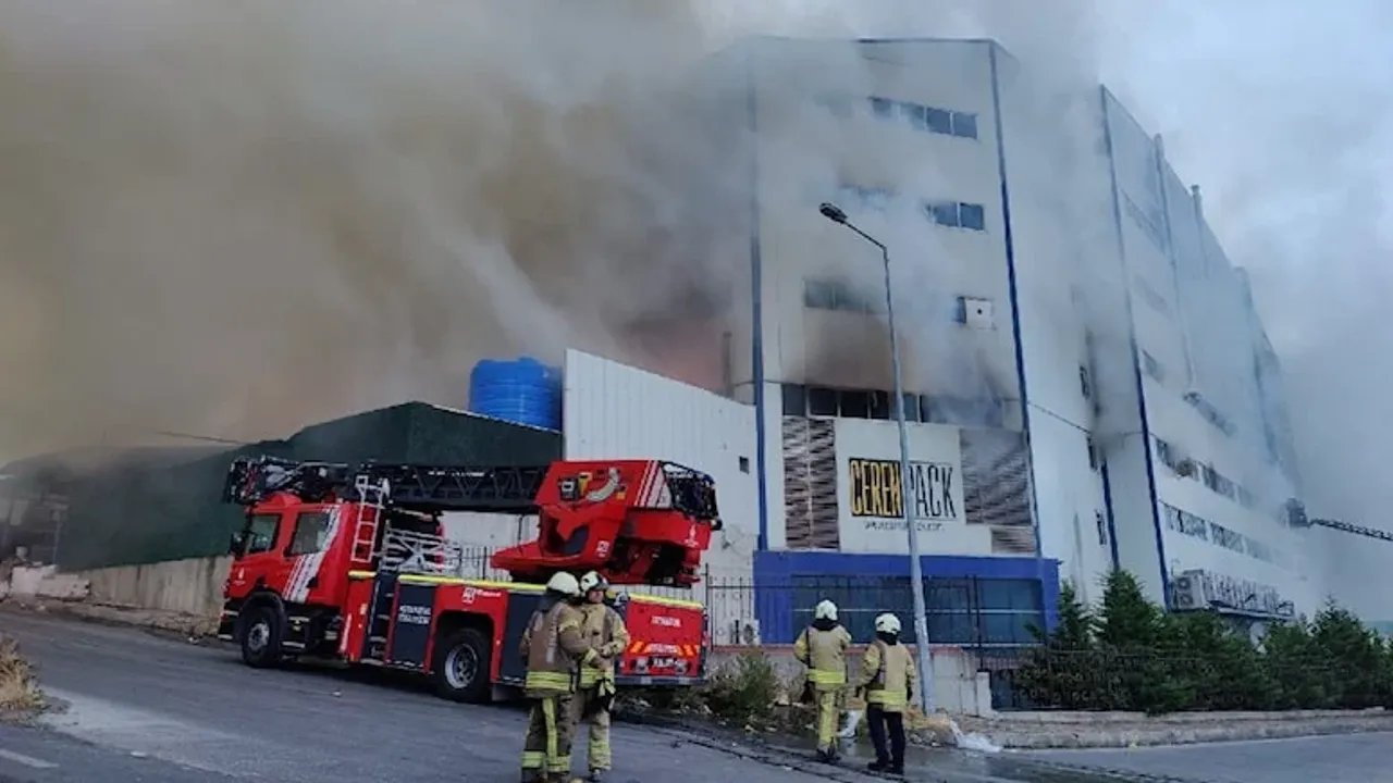 İstanbul'da 4 katlı fabrikada yangın çıktı