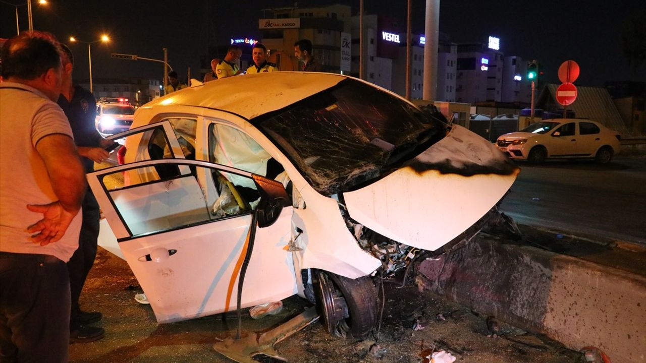 İzmir'de korku dolu anlar! Refüje çarpan araçta yandılar