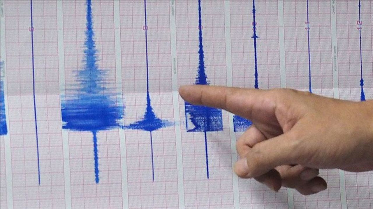 Türkiye sallanıyor: Peş peşe olan depremlere uzmanlar ne diyor?