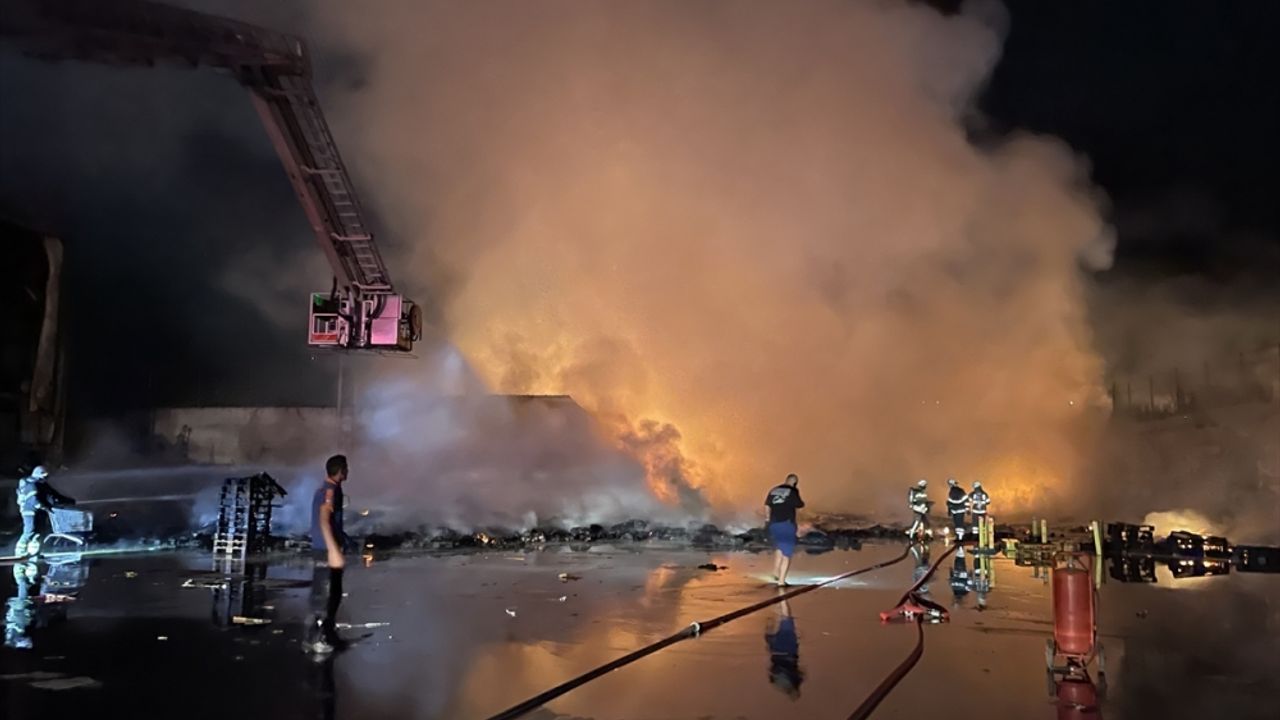 Zincir market deposunda yangın