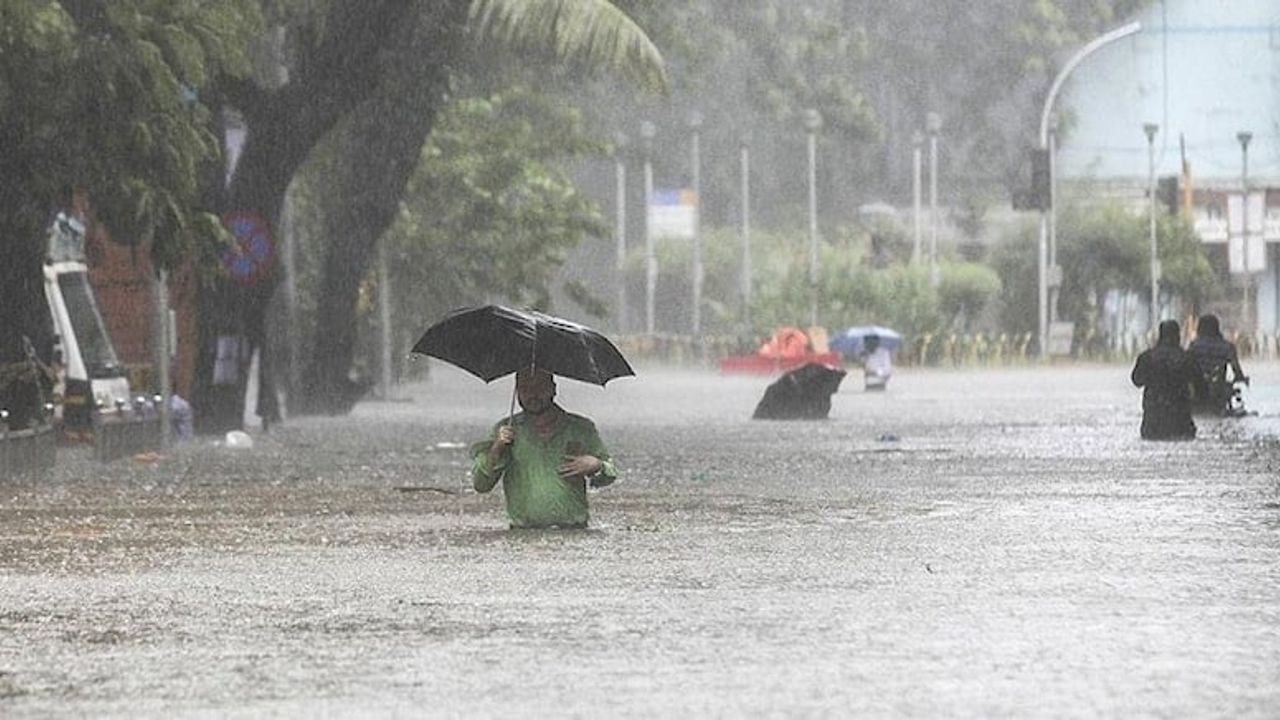 Muson yağmurları 60 bin kişiyi yerinden etti