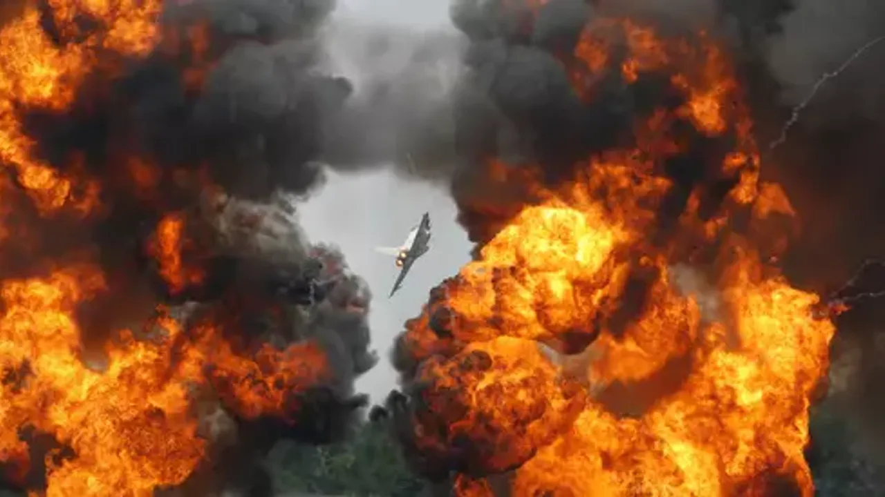 Ukrayna'da feci kaza! 2 uçak havada çarpıştı: Ölüler var