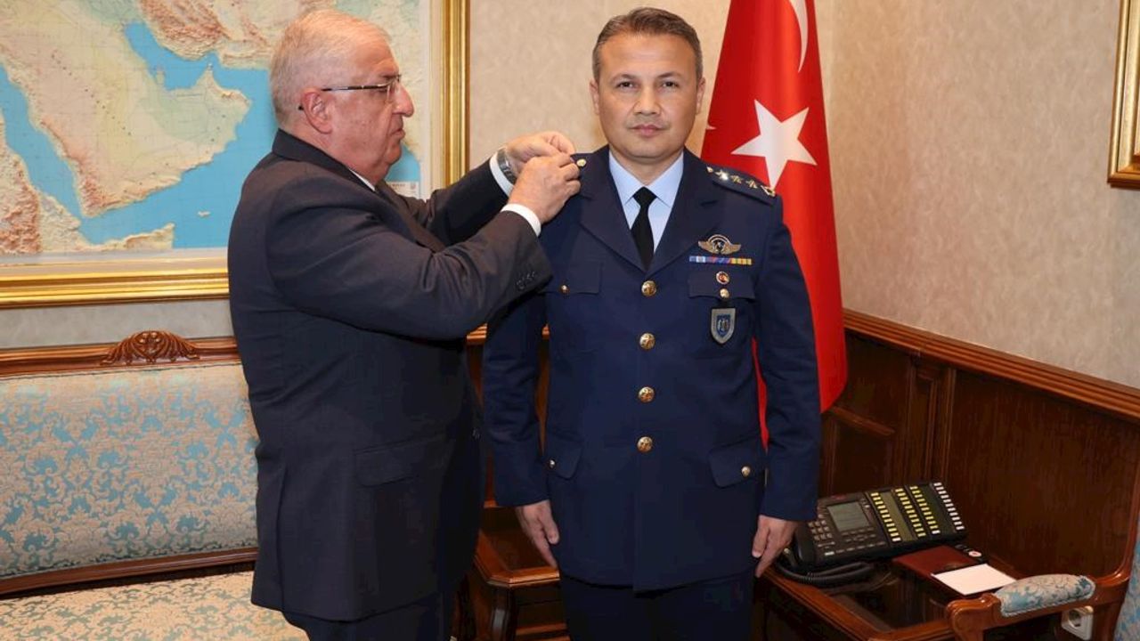 Bakan Güler uzaya gidecek ilk Türk pilota rütbesini taktı