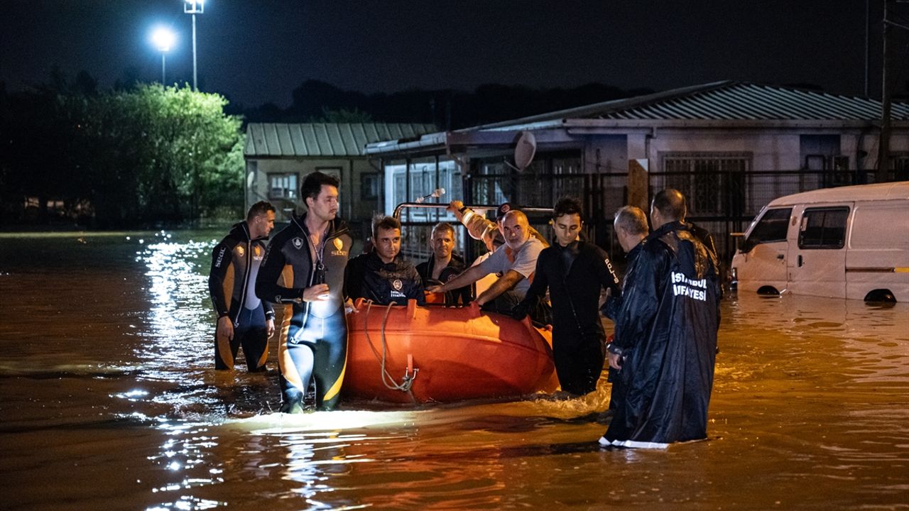 İstanbul'u sel vurdu! Acı haberler peş peşe geldi