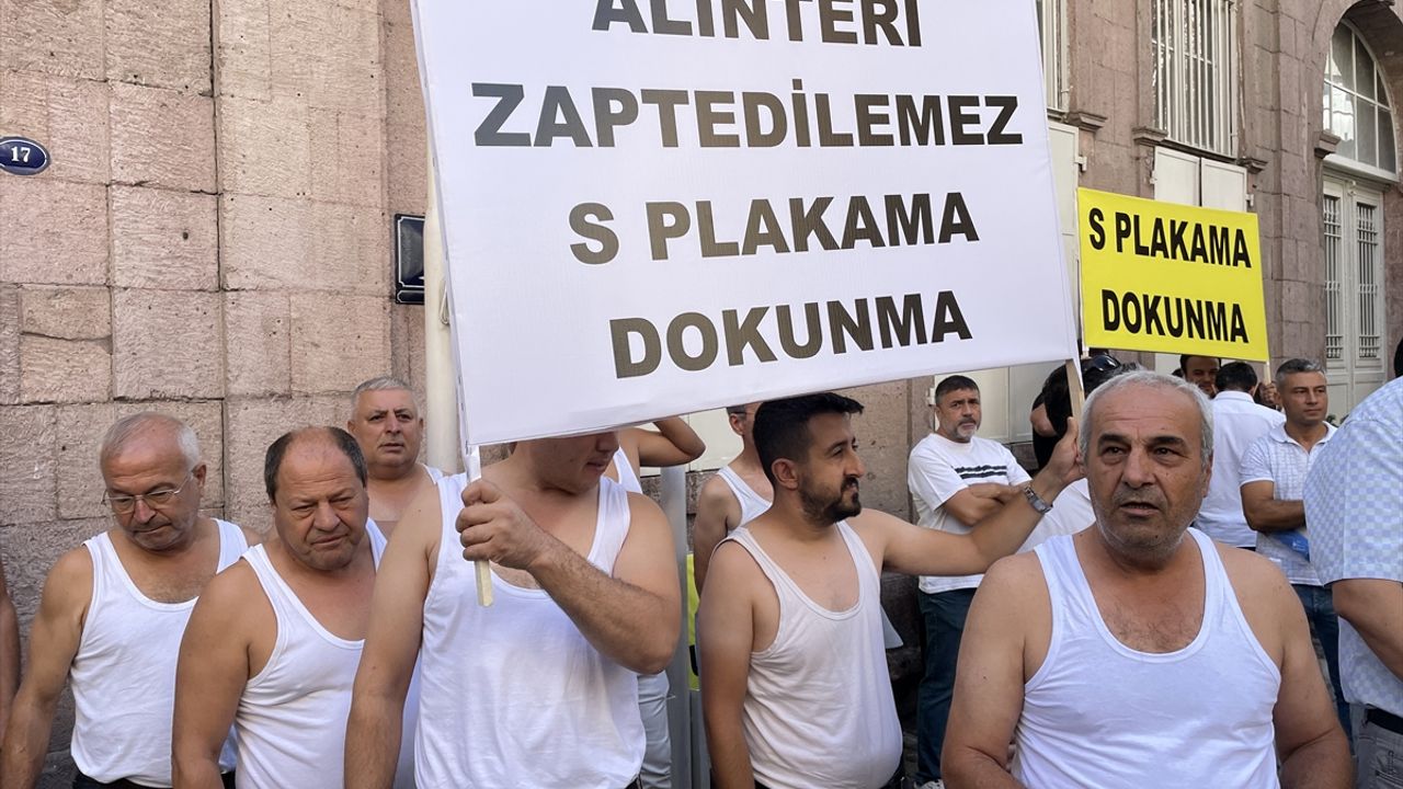 İzmir'de "yarı çıplak" eylem! Esnaf isyan etti