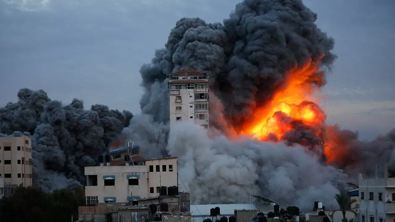 İsrail savaş uçakları Gazze’deki bakanlık binasını vurdu