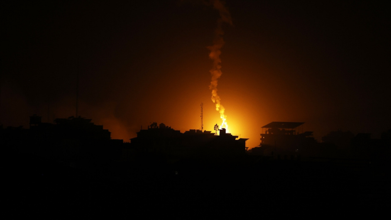 İsrail Gazze'yi vuruyor! Bölgede iletişim kesildi!