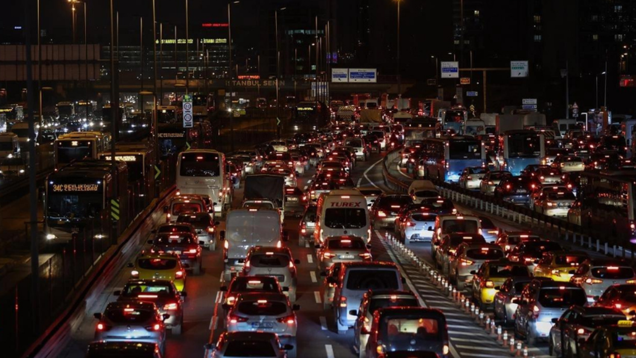 İstanbul'da yağmurla birlikte trafik yoğunluğu yüzde 100'e yaklaştı