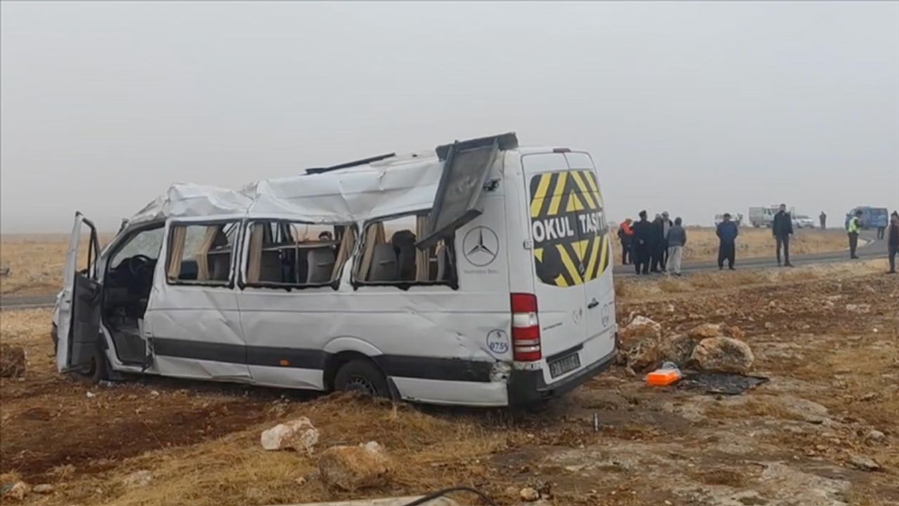 Cenazeye giden minibüs devrildi 18 kişi yaralandı!