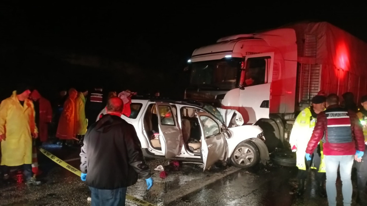 Balıkesir'de feci kaza: 3 kişi yaşamını yitirdi