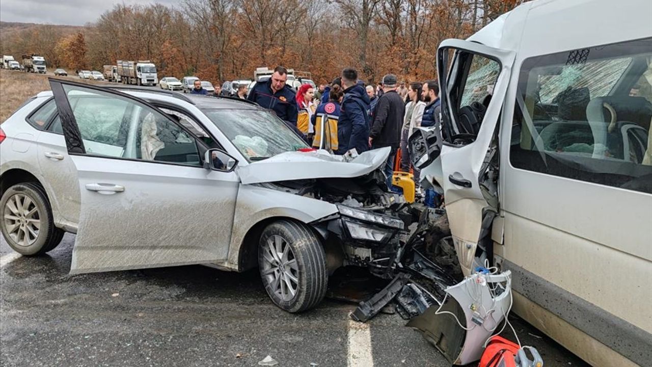 Yolcu minibüsü ve otomobil kazasında 9 kişi yaralandı