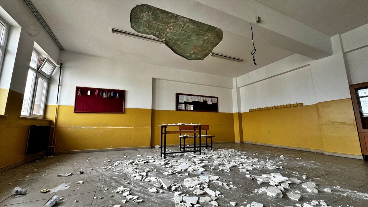 Okulun tavanı çöktü, 7 öğrenci yaralandı 