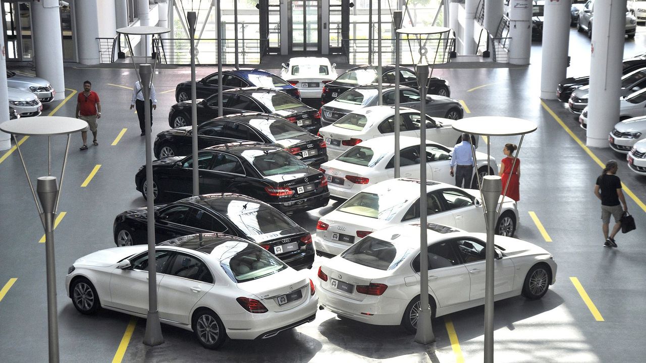 Sıfır otomobil fiyatları düşmeye başladı: Sebebini Ticaret Bakanı açıkladı