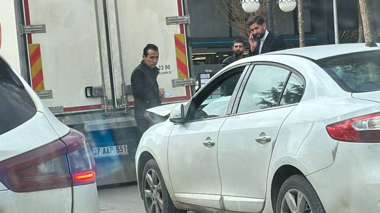 Burdur'da Trafik Kazası: Otomobil Kamyonete Çarptı