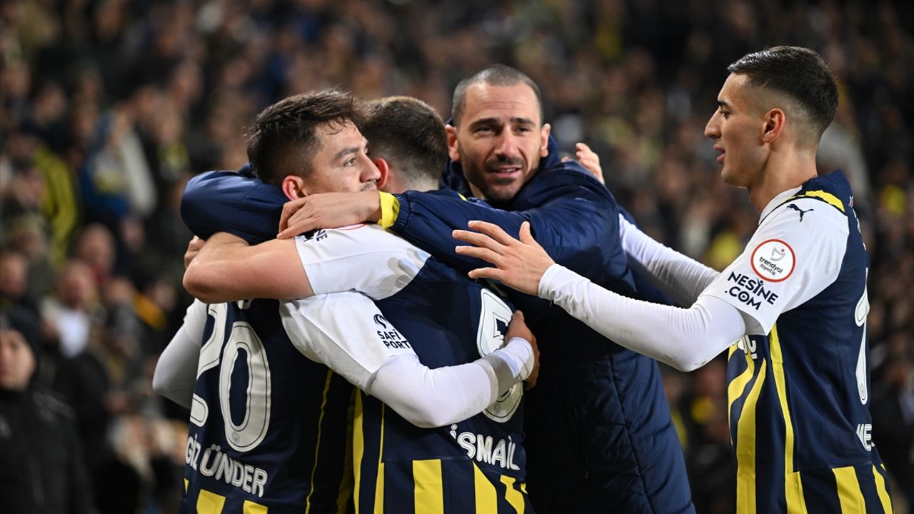 Fenerbahçe liderliğini sürdürüyor