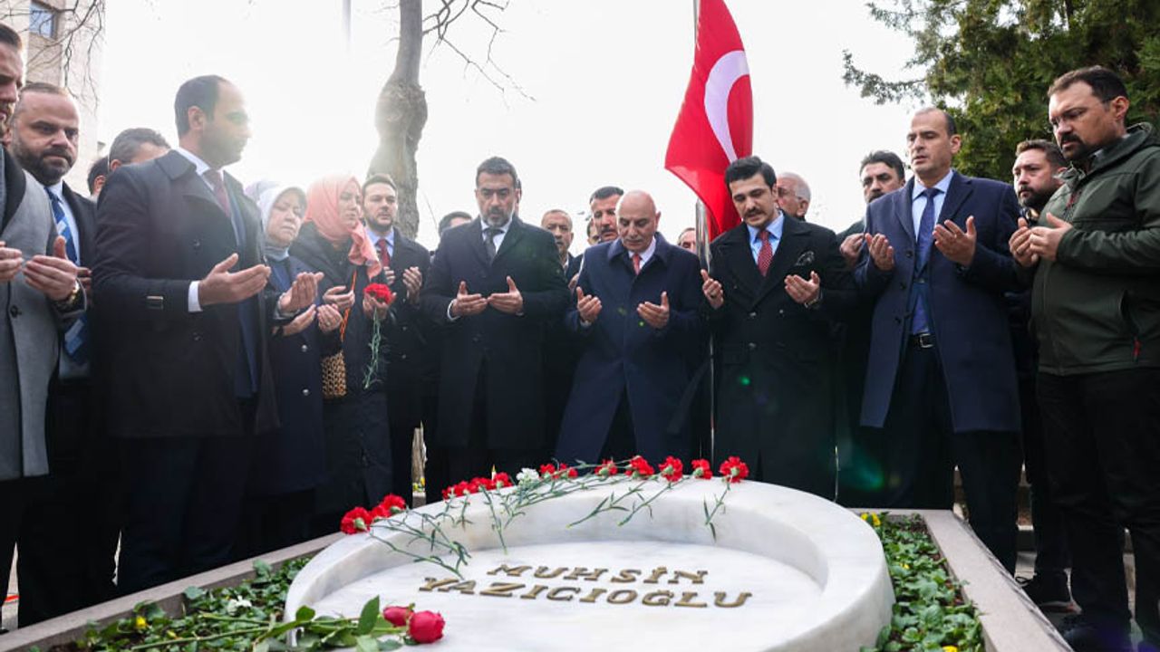 AK Parti ABB Başkan Adayı Turgut Altınok Muhsin Yazıcıoğlu'nun mezarını ziyaret etti