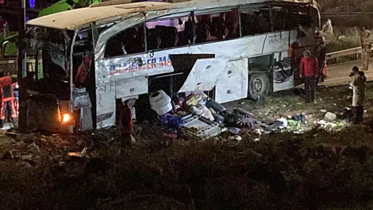 Ali Yerlikaya sosyal medya hesabından Mersin'de devrilen otobüsün görüntülerini paylaştı