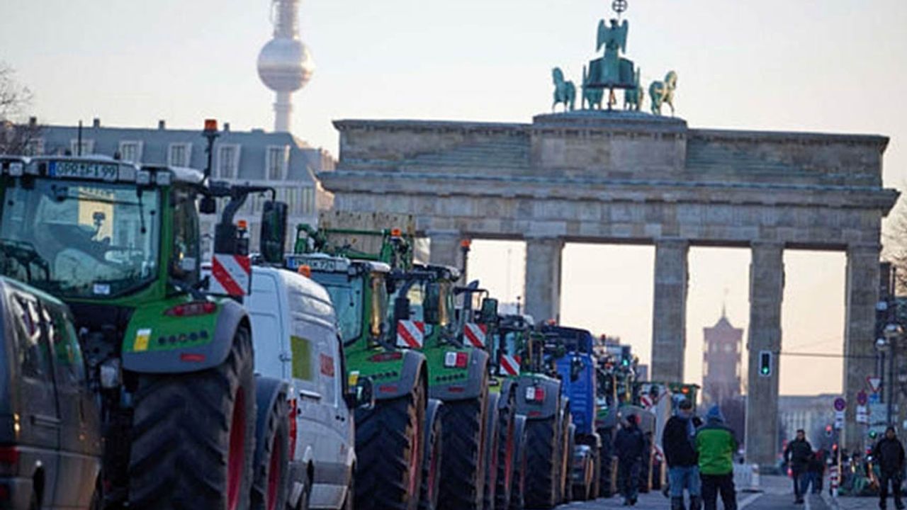 Almanya'da binlerce çiftçi traktörleriyle yine Berlin’de
