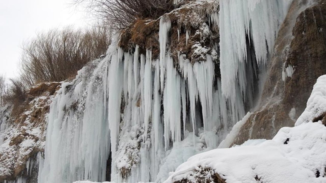 Ayazı meşhurdu: Erzincan'da Girlevik Şelalesi buz tuttu