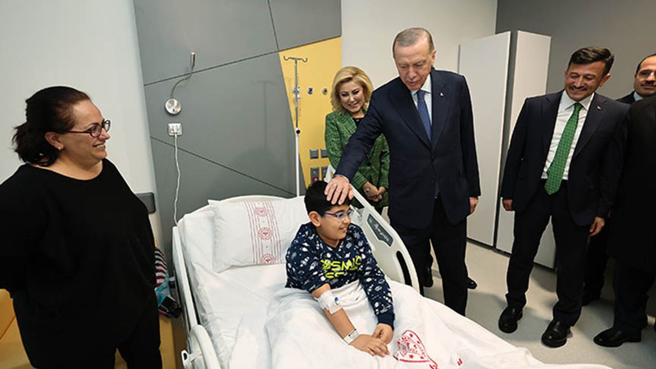 Cumhurbaşkanı Erdoğan, Bayraklı Şehir Hastanesinde tedavi gören çocukları ziyaret etti