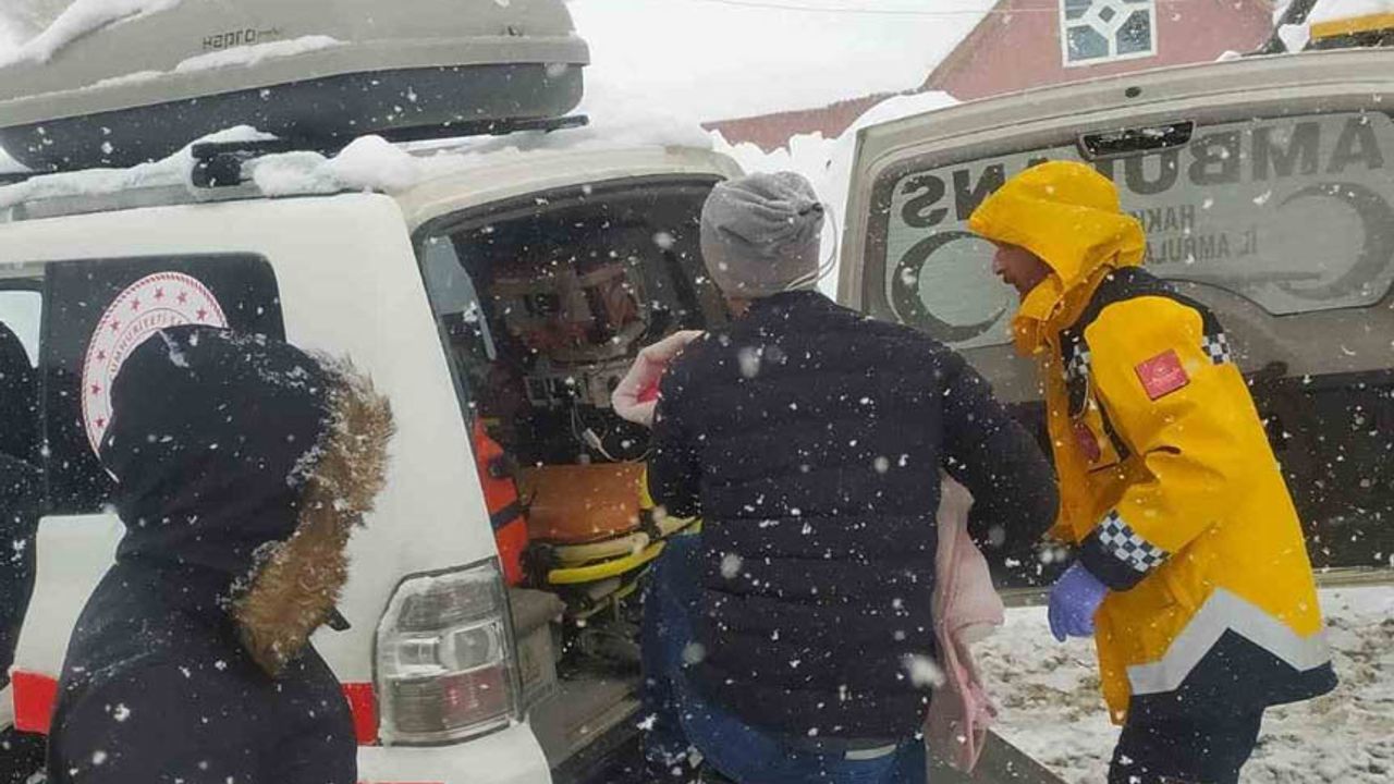 Kardan yolu kapanan köyde rahatsızlanan çocuk için ekipler seferber oldu