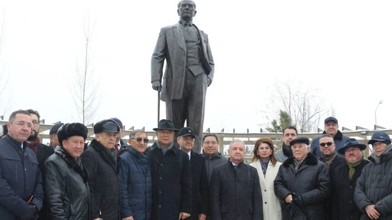 Kazakistan'da Atatürk'e saygı heykeli dikildi