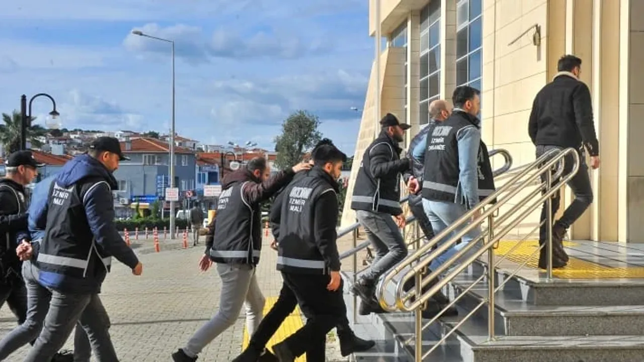 İzmir'deki milyar dolarlık  operasyonda 4 memur tutuklandı!