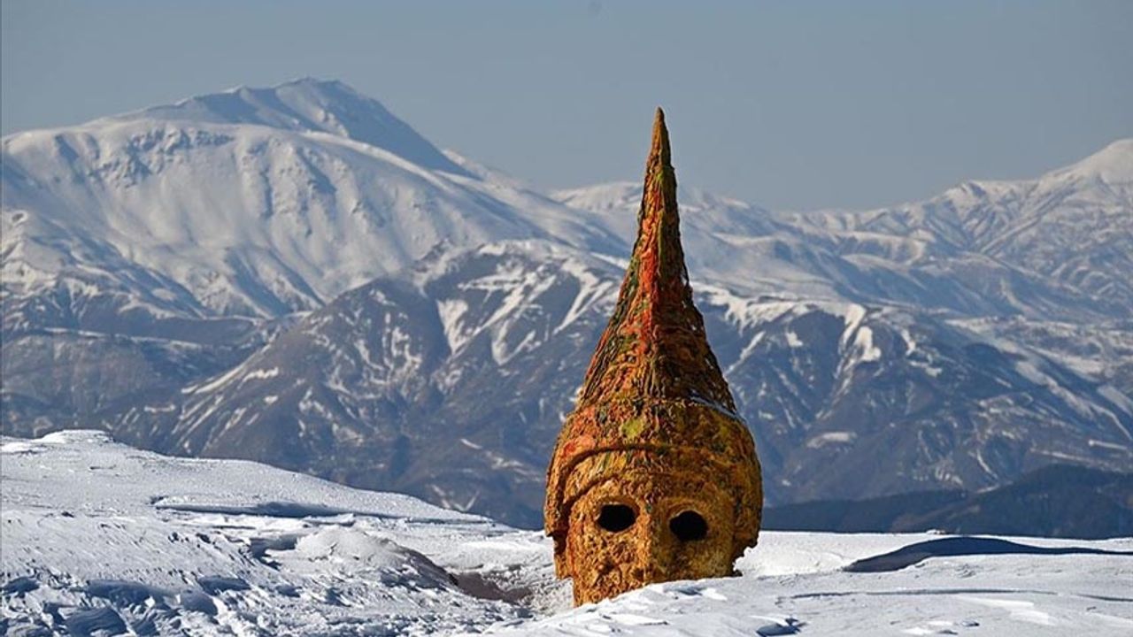 Nemrut Dağı'ndaki heykeller kış aylarında da ziyaretçilerini ağırlıyor