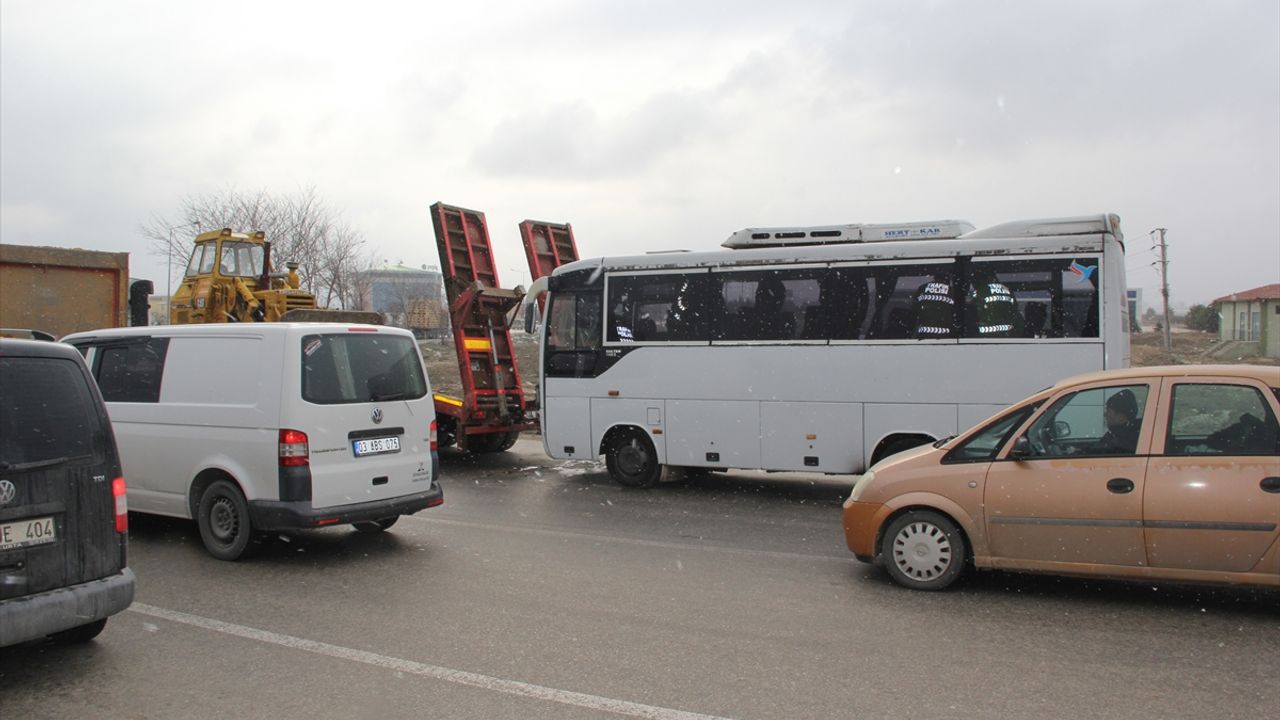 Afyonkarahisar'da servis otobüsü ile tırın çarpıştığı kazada 7 öğrenci yaralandı