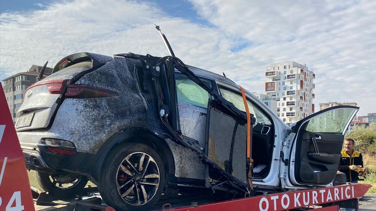 Başkentte trafik levhasına çarparak devrilen otomobilin sürücüsü öldü