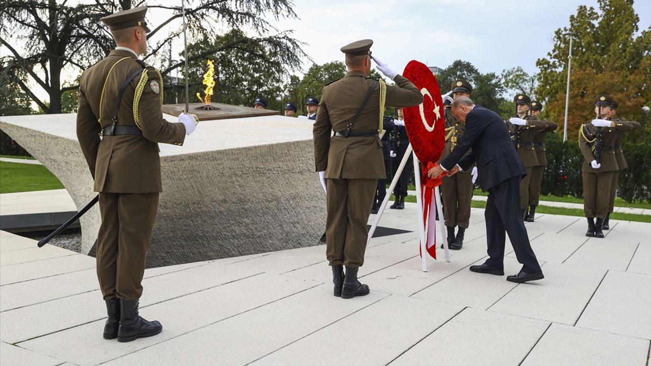 Cumhurbaşkanı Erdoğan, Hırvatistan'da Vatan Anıtı'na çelenk bıraktı