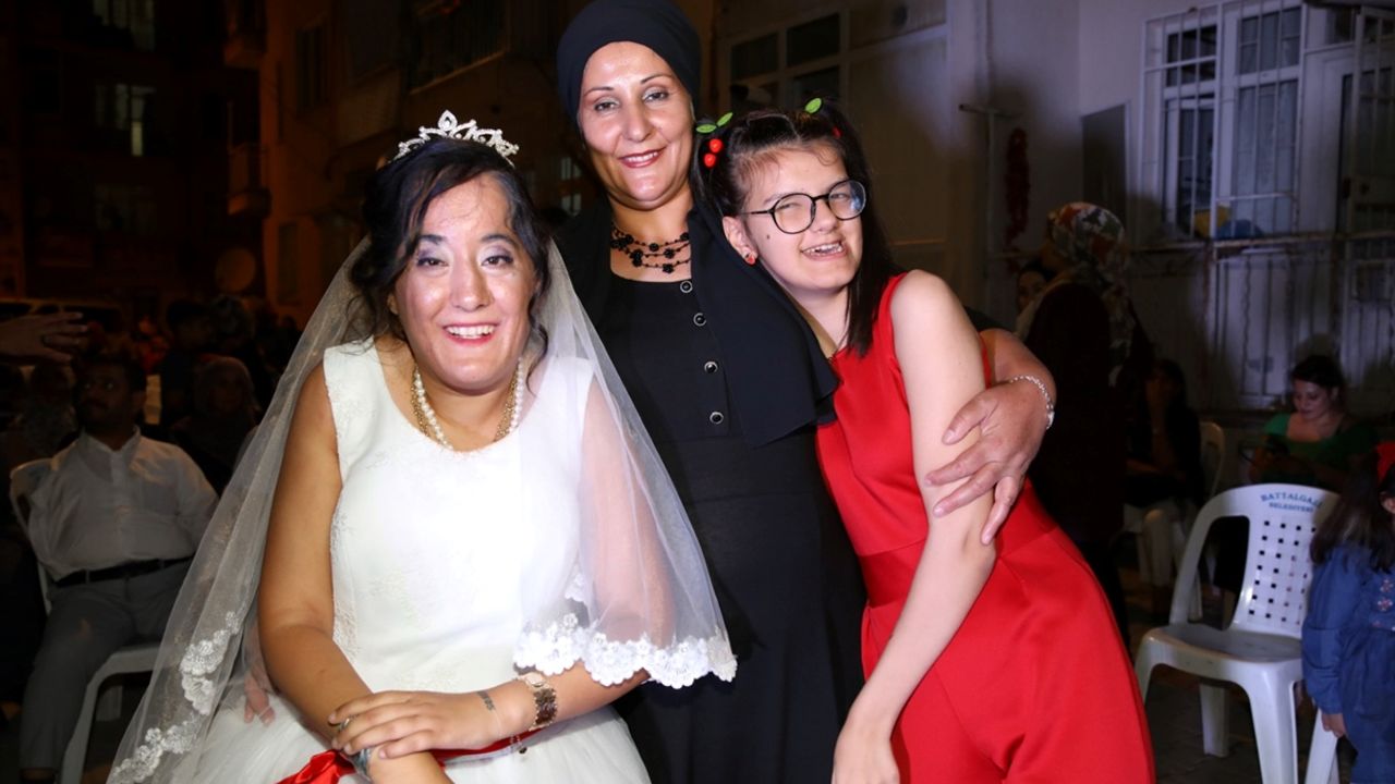 Malatya'da zihinsel engelli Dilek'in gelinlik giyme hayali gerçek oldu