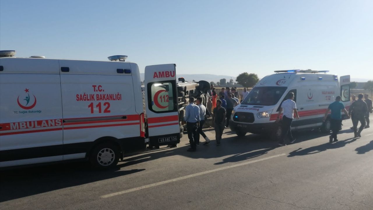 Muş'ta işçileri taşıyan minibüsün devrildiği kazada 13 kişi yaralandı