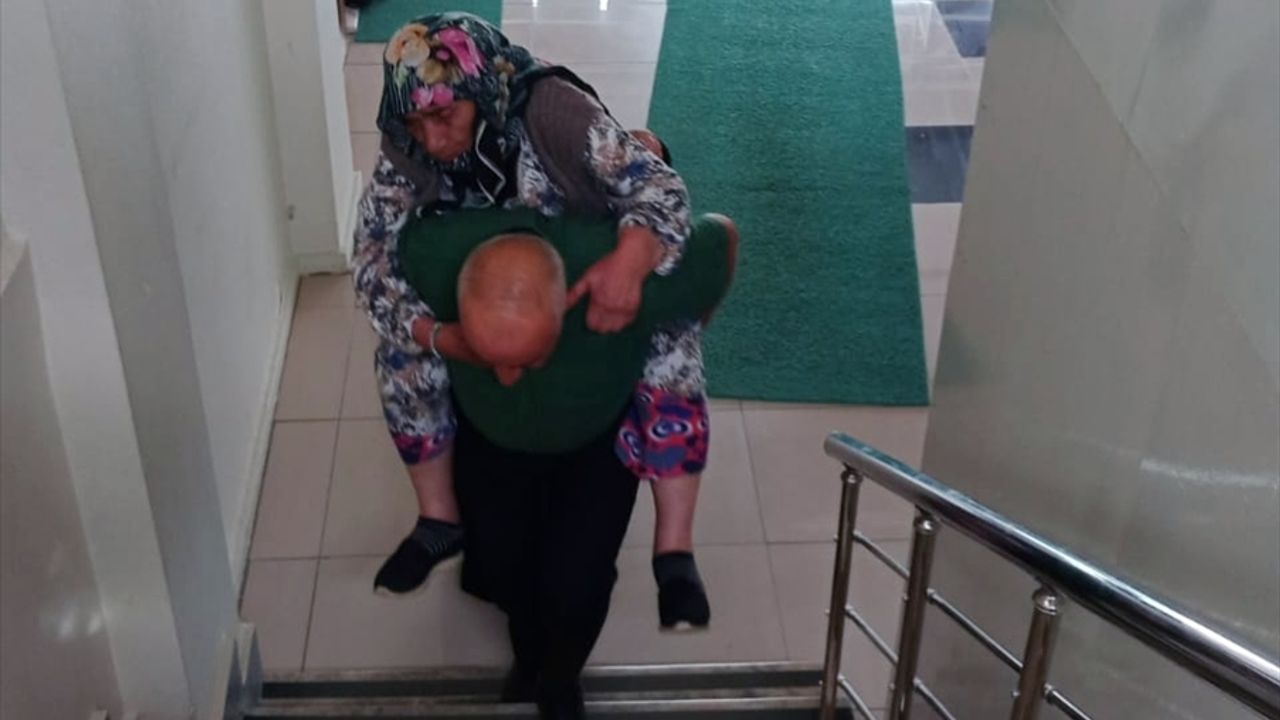 Nüfus müdürlüğü memuru, yaşlı kadını 1. kattaki müdürlük ofisine sırtında taşıdı