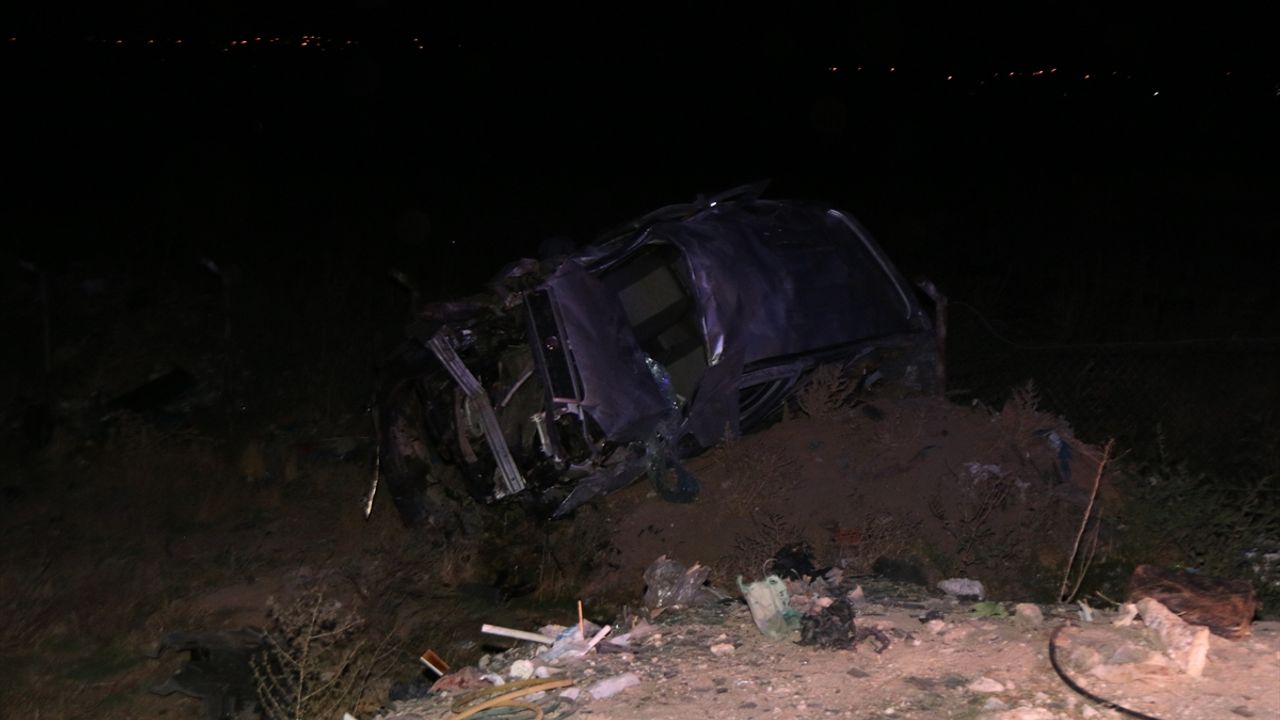 Sivas'ta hafif ticari araç şarampole devrildi 3 kişi öldü