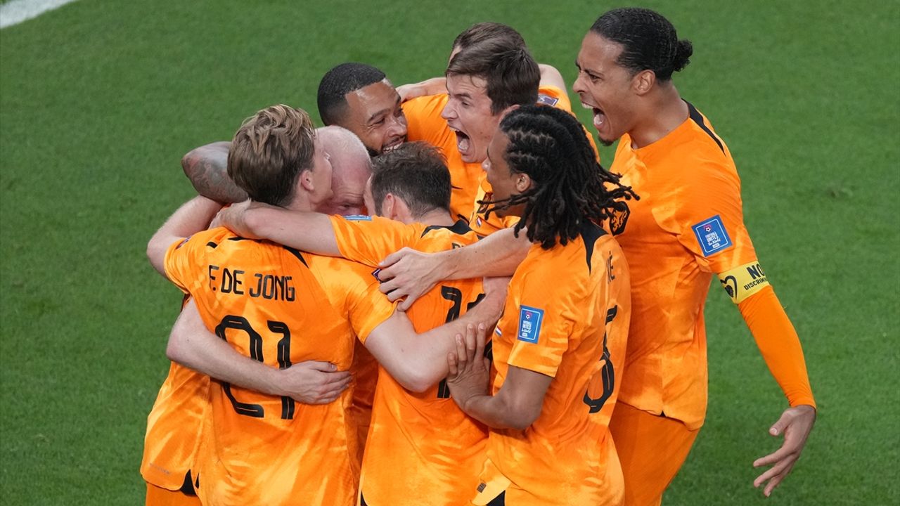 Hollanda son dakikalarda Senegal'i devirdi