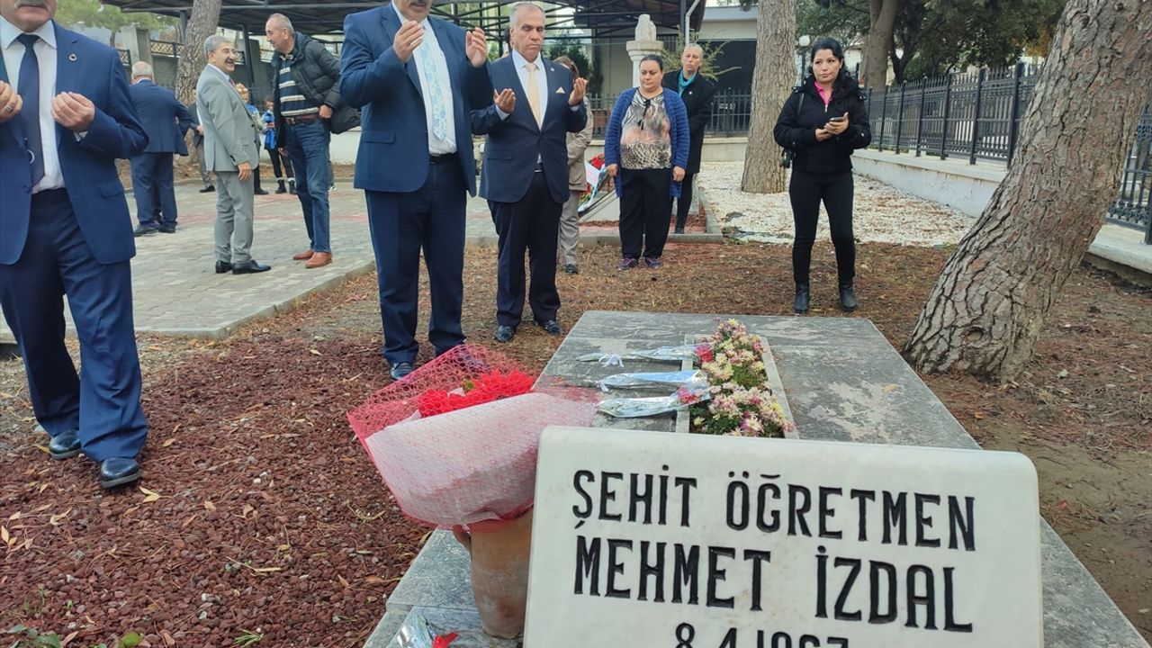 Teröristler tarafından şehit edilen öğretmen Mehmet İzdal mezarı başında anıldı