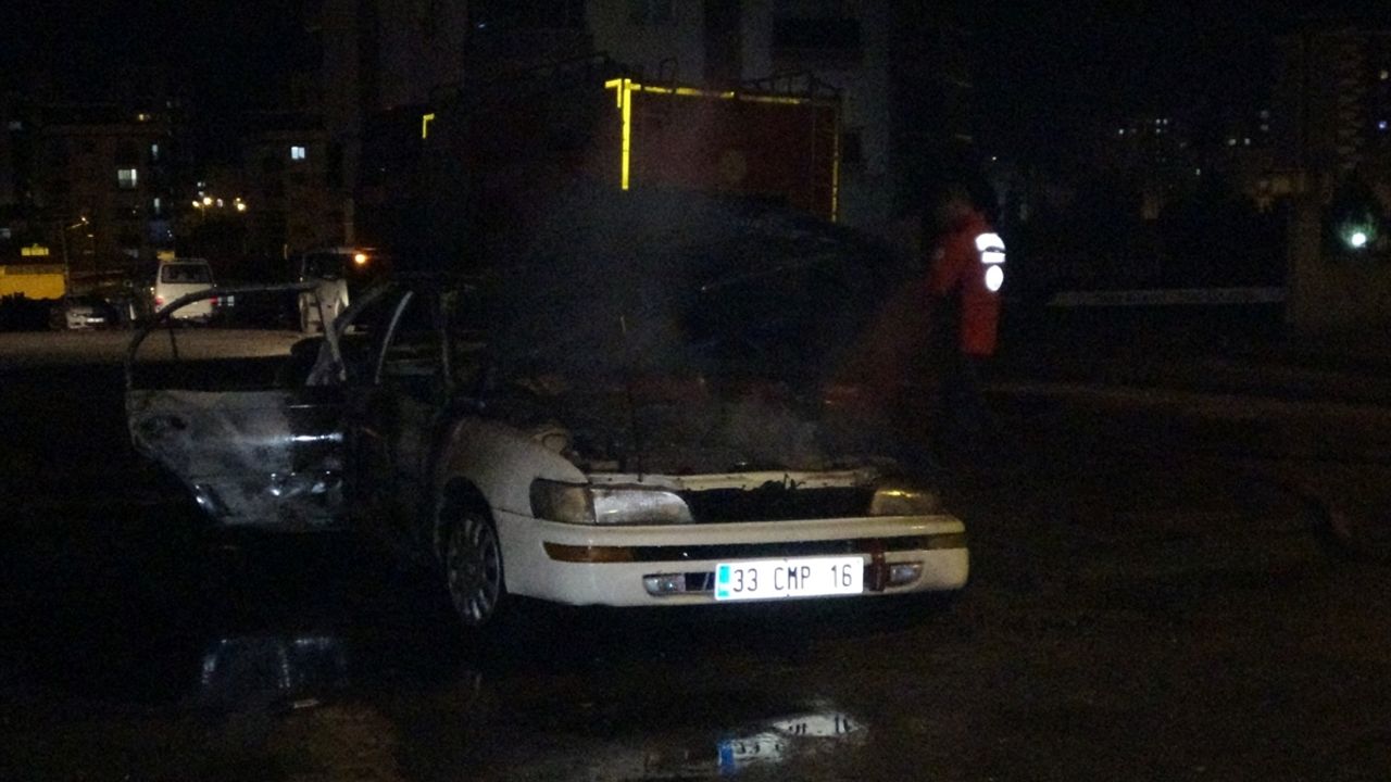 Mersin'de seyir halindeki otomobil yanarak kullanılmaz hale geldi