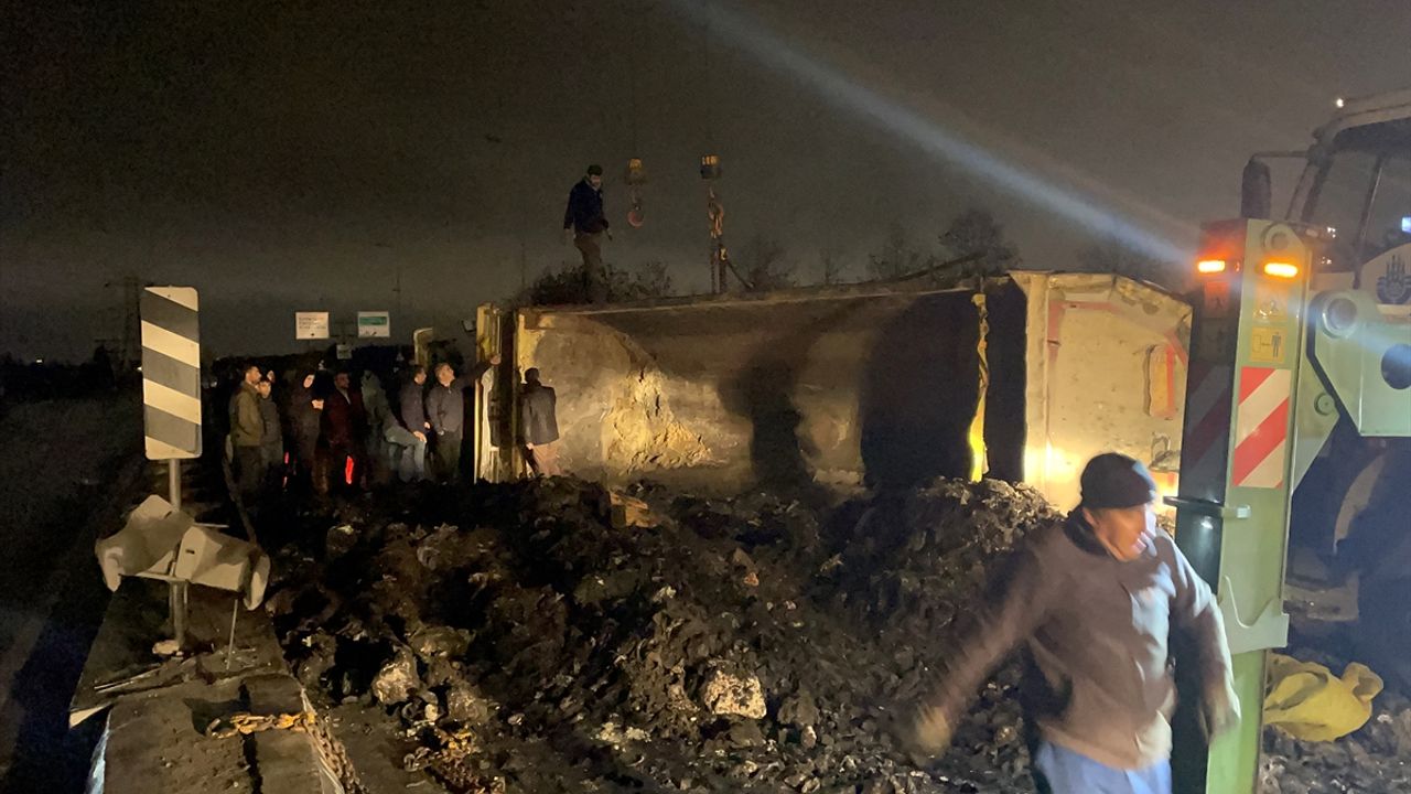 Bağcılar'da hafriyat kamyonunun devrildiği cadde trafiğe kapatıldı