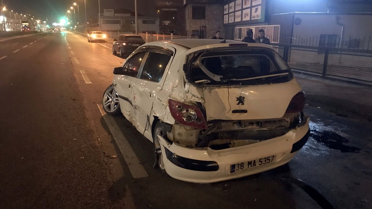Kayseri'de araca, ardından da direğe çarpan otomobilin sürücüsü yaralandı