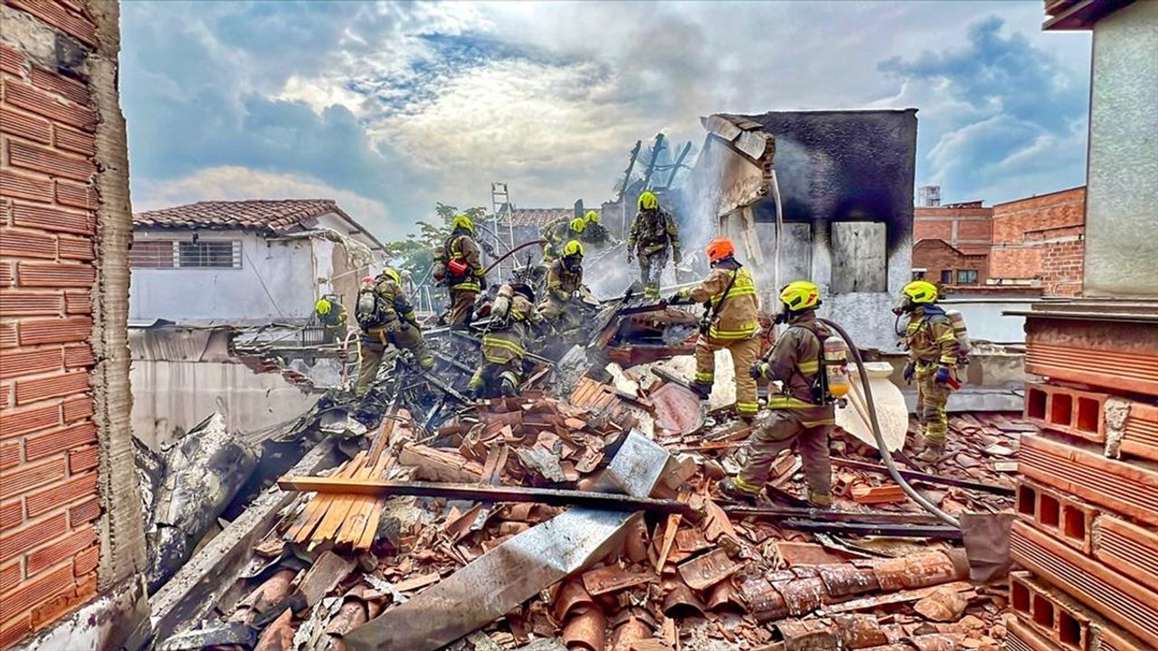 Kolombiya'da yerleşim bölgesine düşen küçük uçaktaki 8 kişi öldü