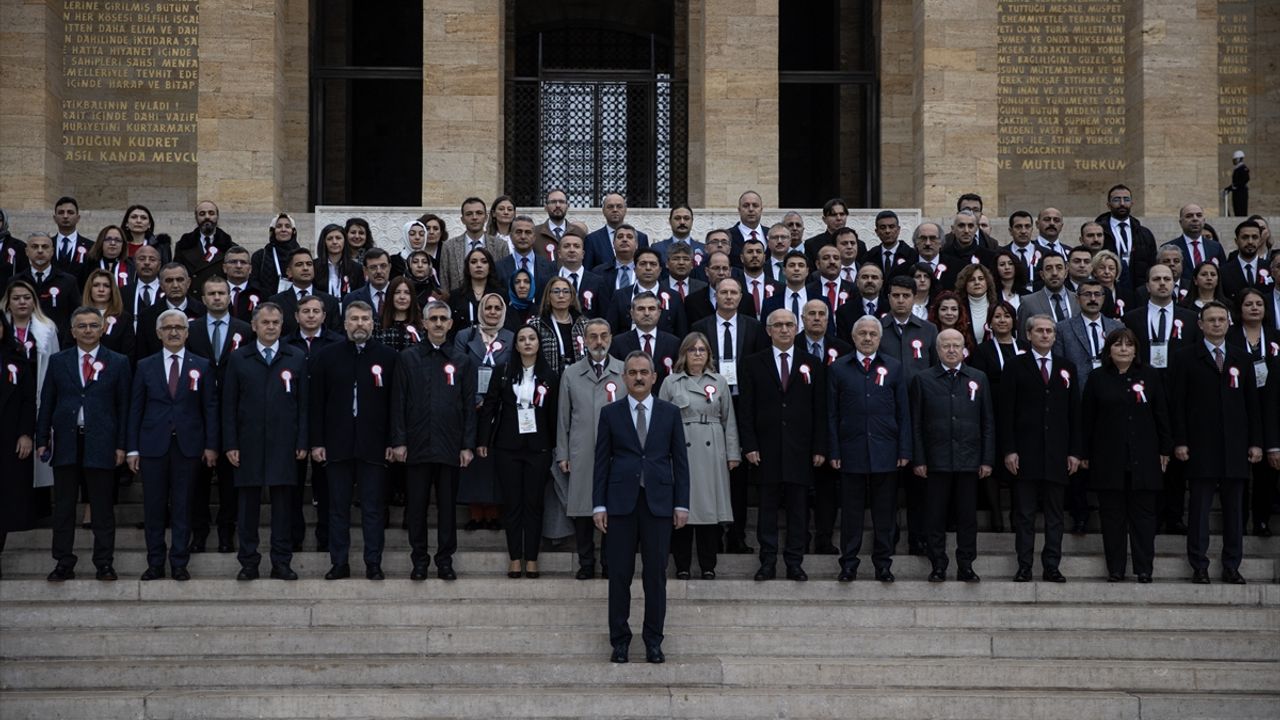 Milli Eğitim Bakanı Özer ve 81 ilden gelen öğretmenler Anıtkabir'i ziyaret etti
