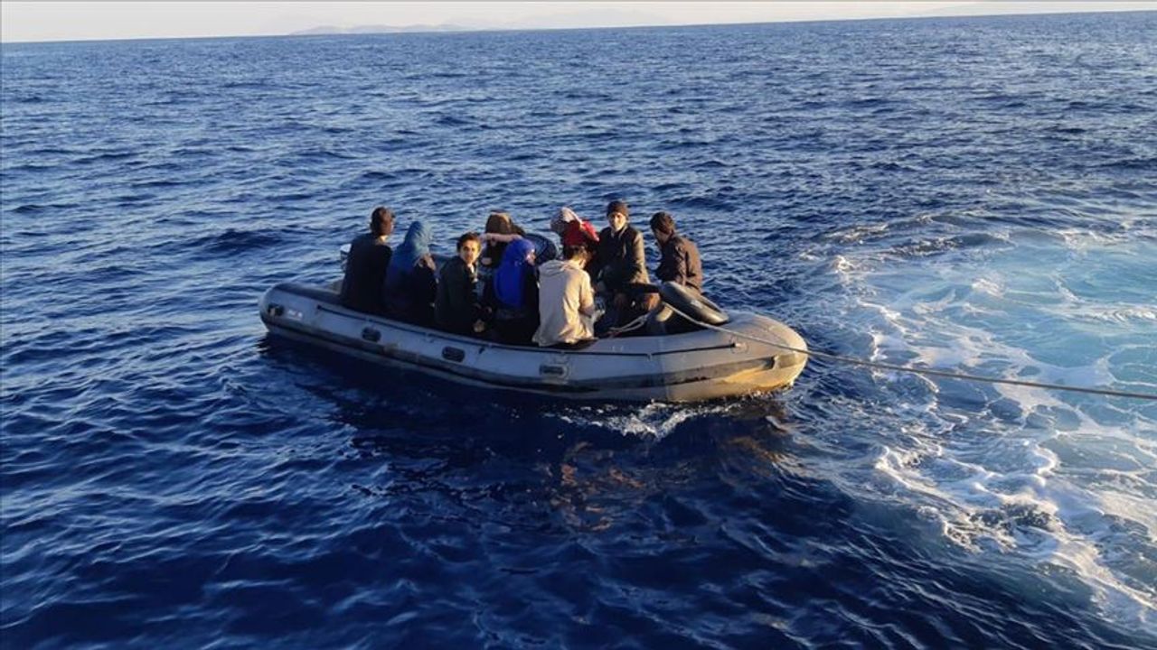 Çanakkale açıklarında 35 düzensiz göçmen kurtarıldı