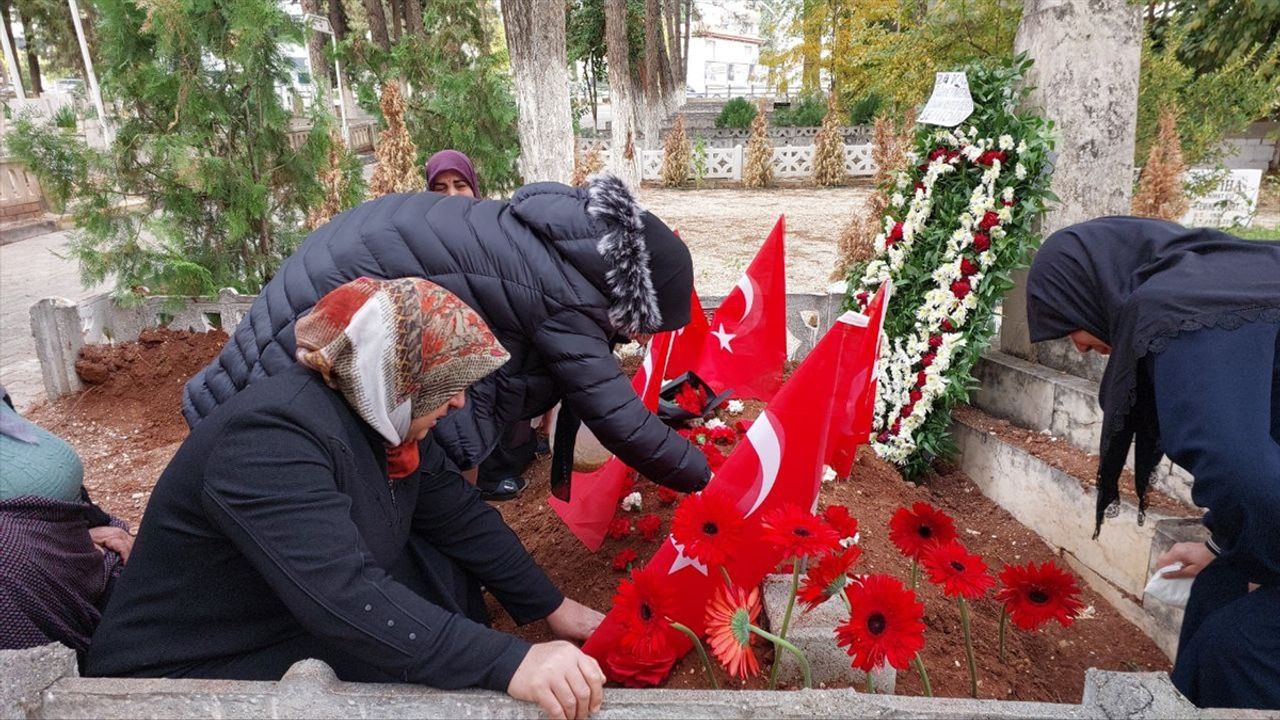 YPG/PKK'lı teröristlerin katlettiği Ayşenur öğretmen mezarı başında anıldı