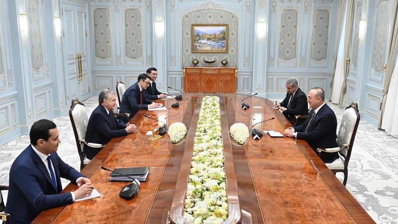 Özbekistan Cumhurbaşkanı Mirziyoyev, Bakan Çavuşoğlu’nu kabul etti