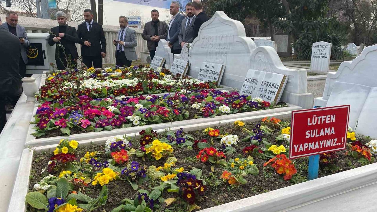 Eski Başbakan Necmettin Erbakan mezarı başında anıldı