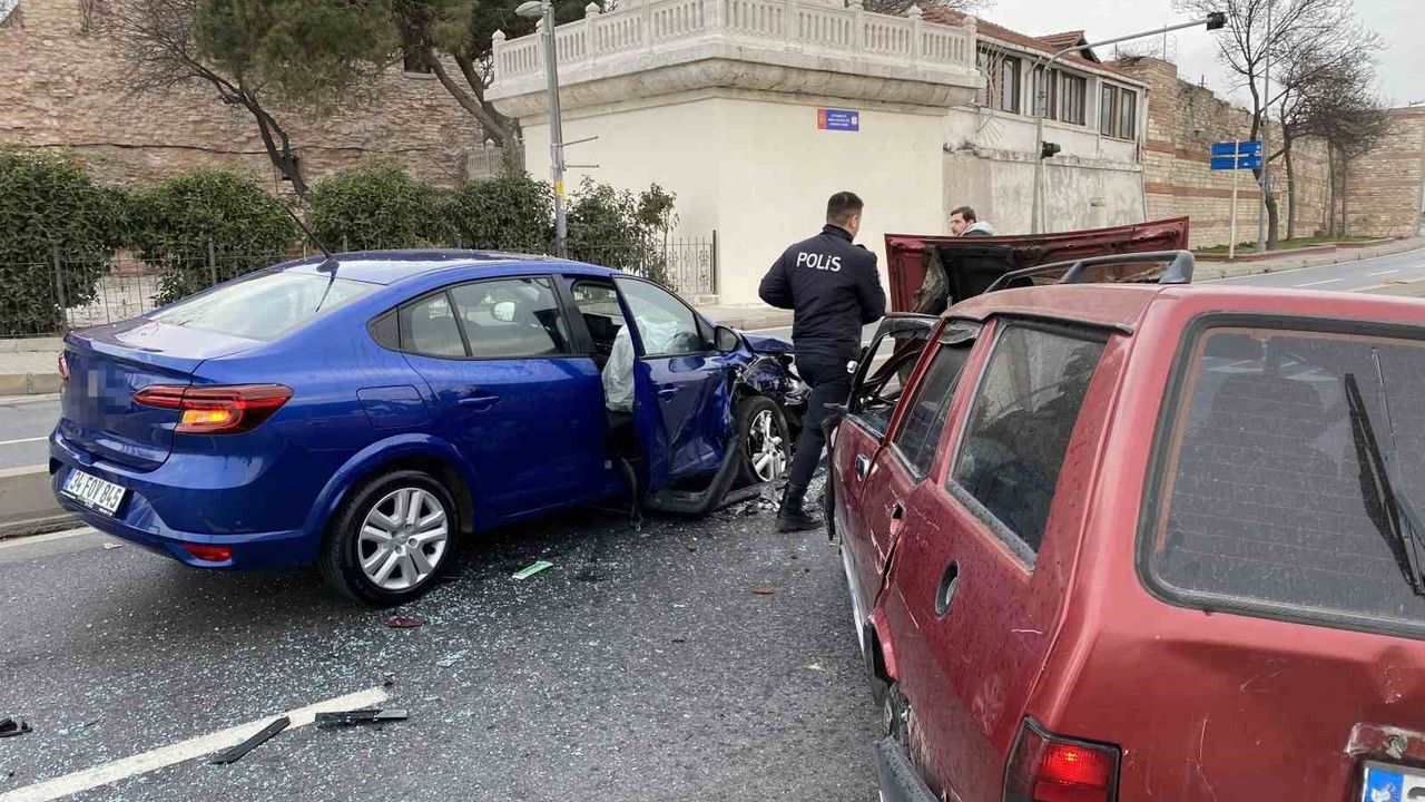 Fatih’te kaza yapan sürücü, aracını olay yerinde bırakıp kaçtı