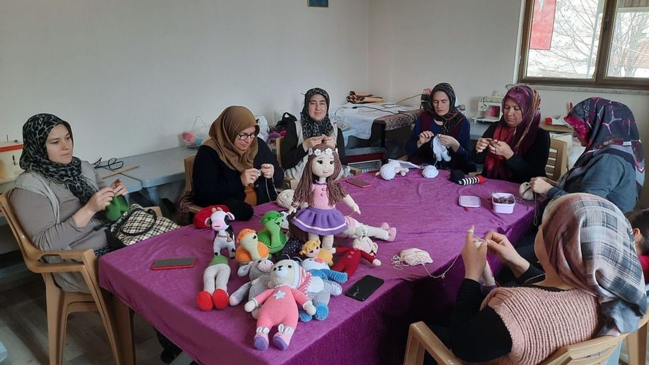 Gönüllü kursiyerler depremzede çocuklar için oyuncak yapıyor