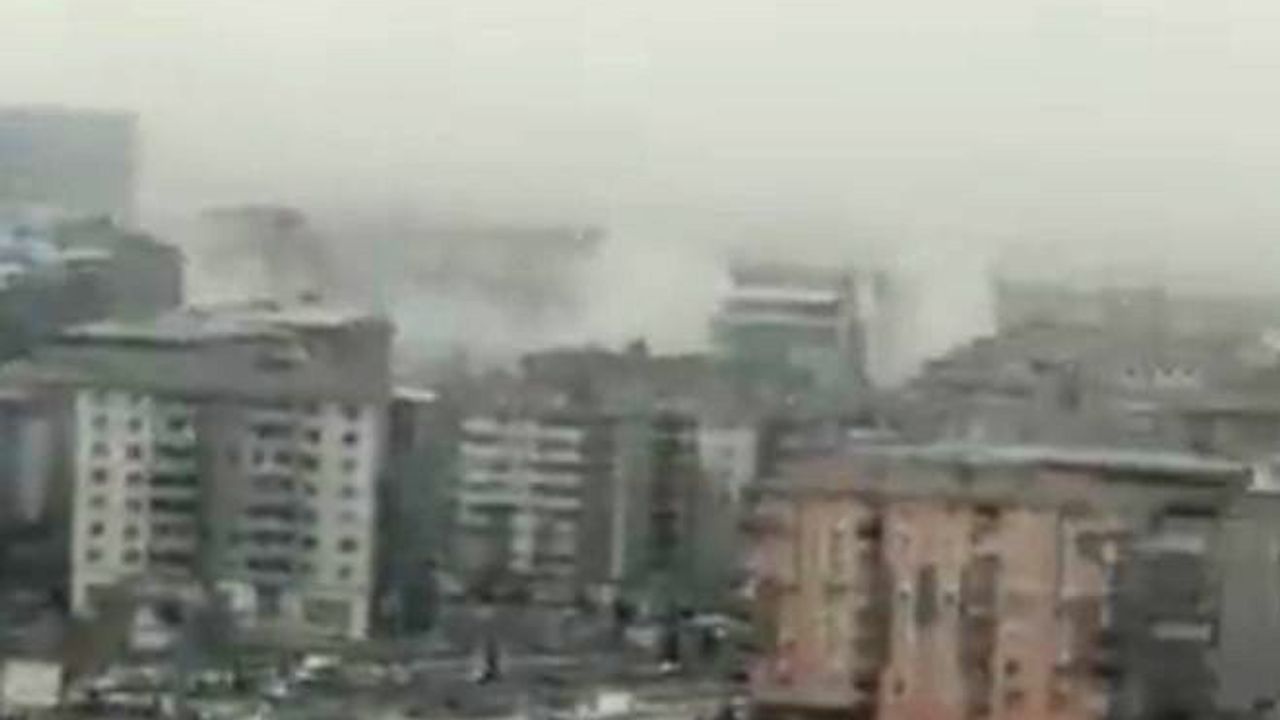 Malatya’da 5.6’lık depremde yıkılan binaların toz bulutu kamerada
