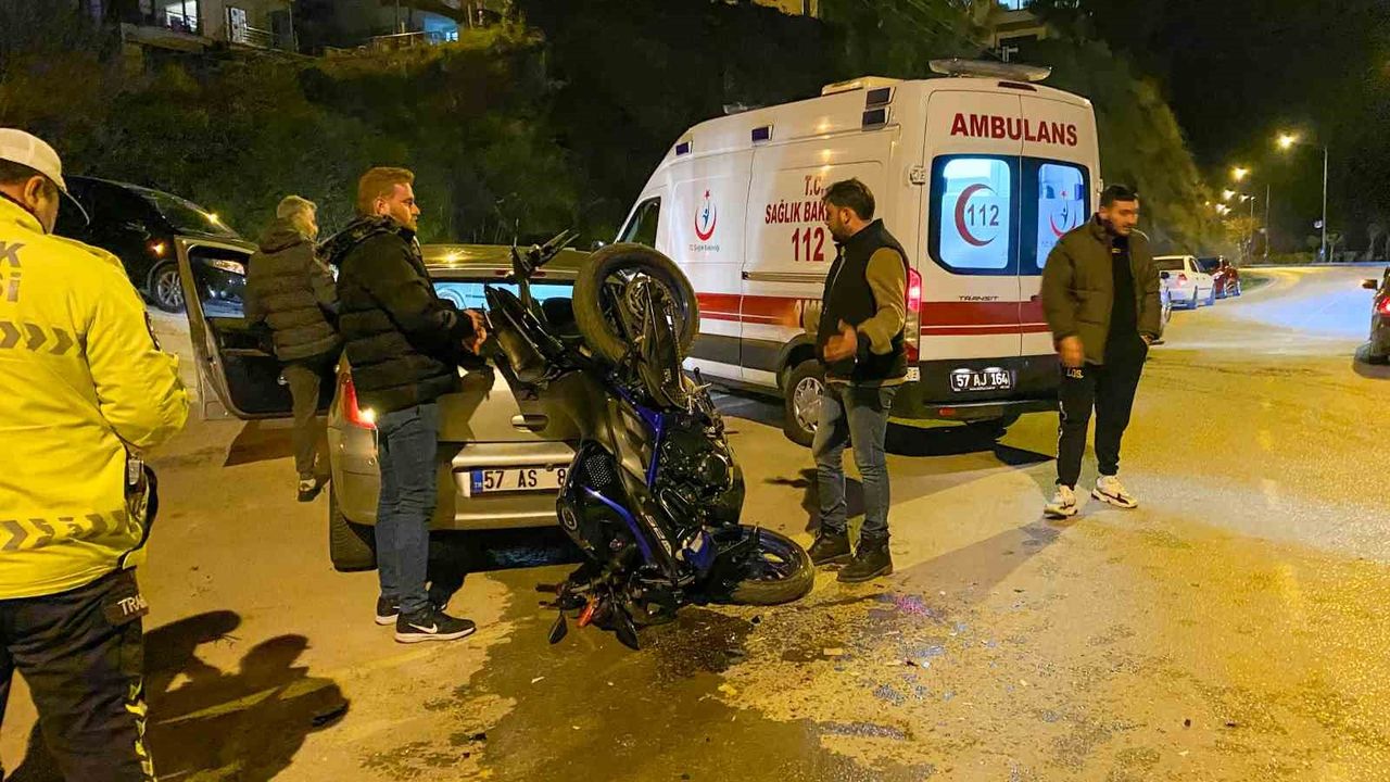 Sinop’ta motosiklet otomobille çarpıştı: 1 yaralı